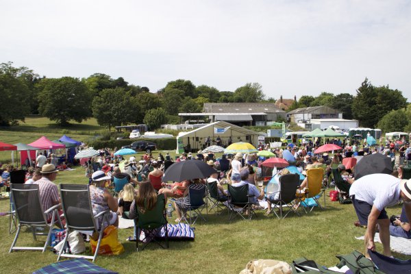 Promonthefarm_18_crowd_topofhill